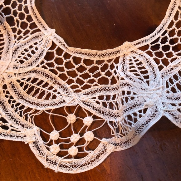 Elegant White Lace Collar - Picture 3 of 6